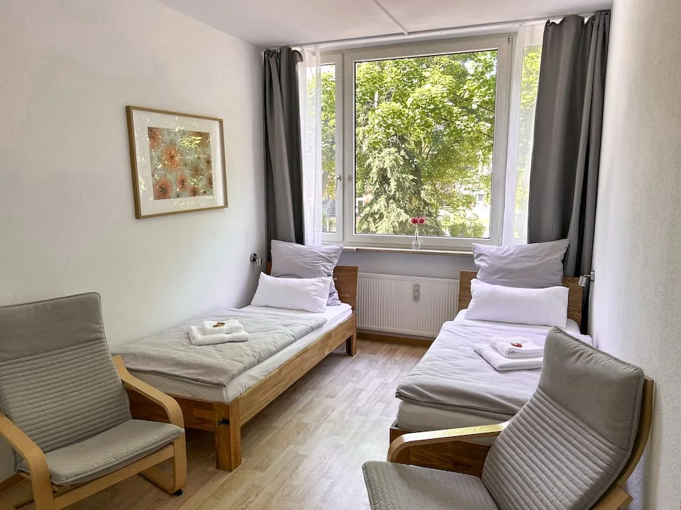 Zweites Schlafzimmer mit zwei Einzelbetten