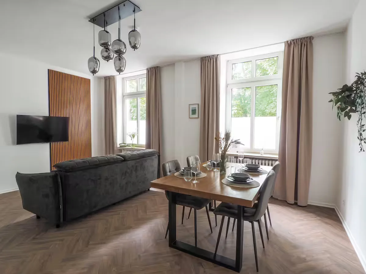 Wohn- und Essbereich der Suite Kaisergrün