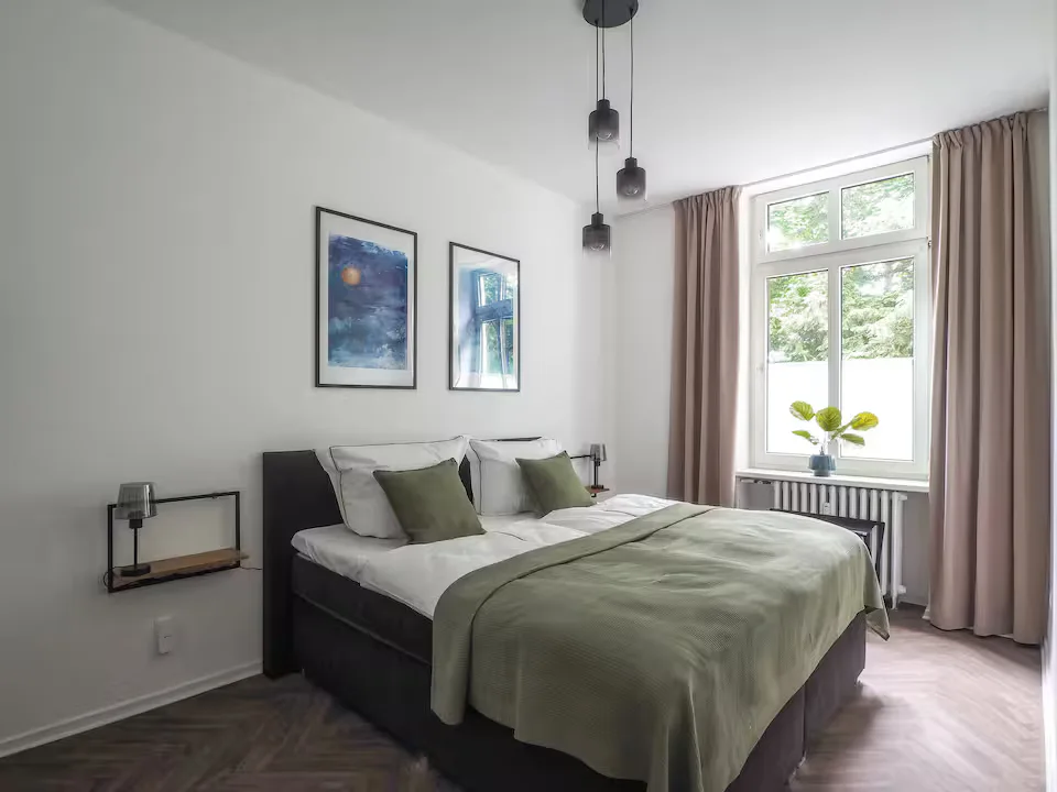 Schlafzimmer mit großem Doppelbett